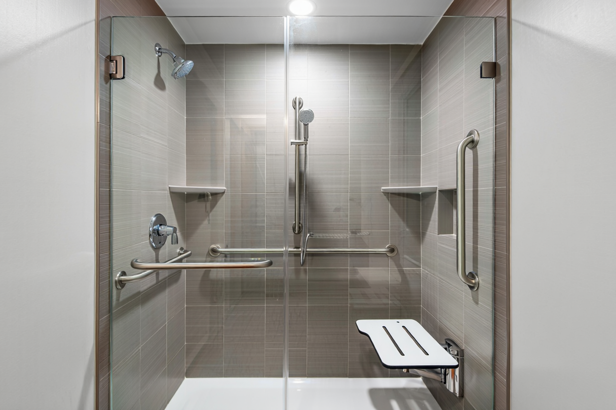 Douche de plain-pied sécurisée pour personne âgée