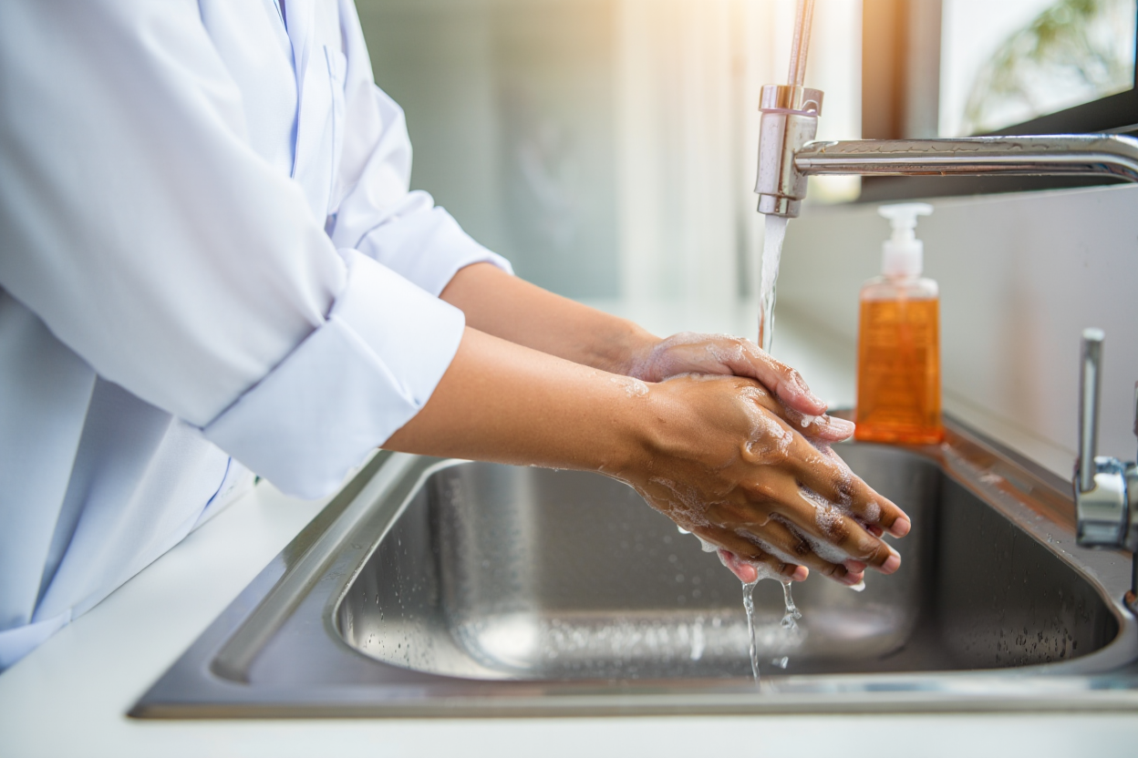 Lavage des mains d'un professionnel de santé