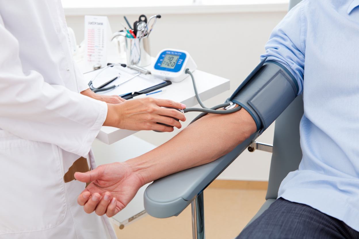 Professionnel utilisant un tensiomètre médical